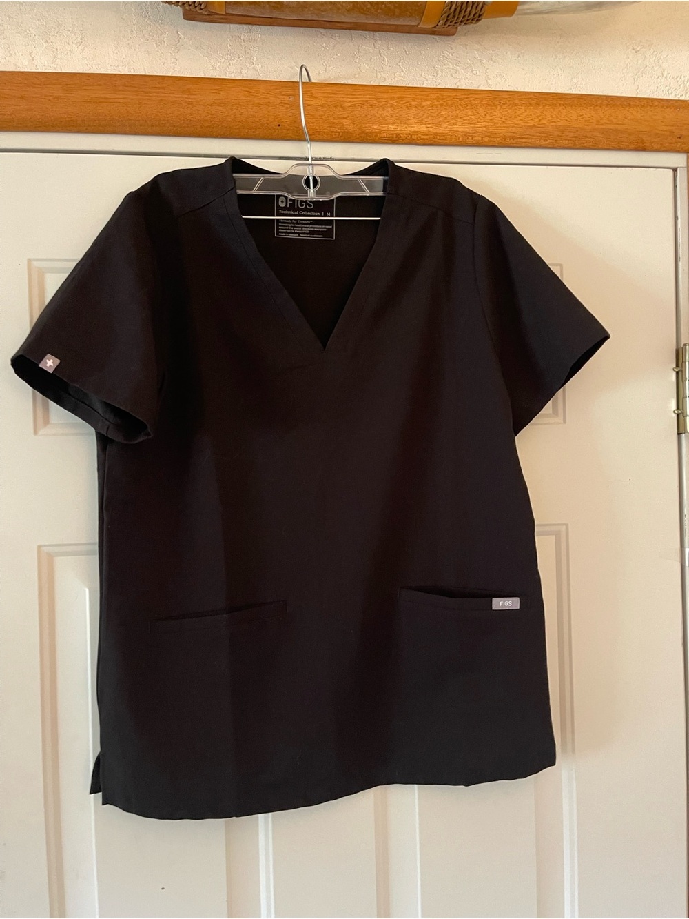 FIGS Women's Technical Collection Three-Pocket Scrub Top Casma Medium Black 3182